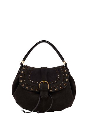 Bolso de hombro de ante negro con asa curva, detalles de ojales dorados, cierre con solapa y hebilla delantera.