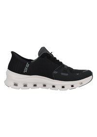 Chaussure de sport noire avec une tige en mesh et une semelle intermédiaire blanche, dotée d'une semelle rembourrée et de détails de ventilation discrets.