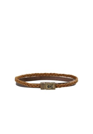 Pulsera de cuero trenzado marrón con un cierre de bronce que presenta un emblema de calavera y huesos cruzados sobre un fondo blanco.