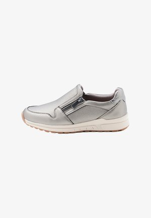 Zapatilla plateada tipo slip-on con cremallera lateral, parte superior texturizada, cuello acolchado y suela de goma blanca con dibujo marrón claro.