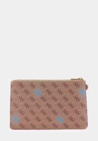 Ruda delninė rankinė su tekstūruotu paviršiumi, kurioje kartojasi logotipo raštas tamsiai rudos spalvos su šviesiai mėlynomis detalėmis. Užsegama auksiniu užtrauktuku.