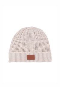 Gebreide beanie in lichtbeige met een gestructureerd weefpatroon, omgevouwen manchet en een rechthoekige leren patch met reliëfbranding aan de voorkant.