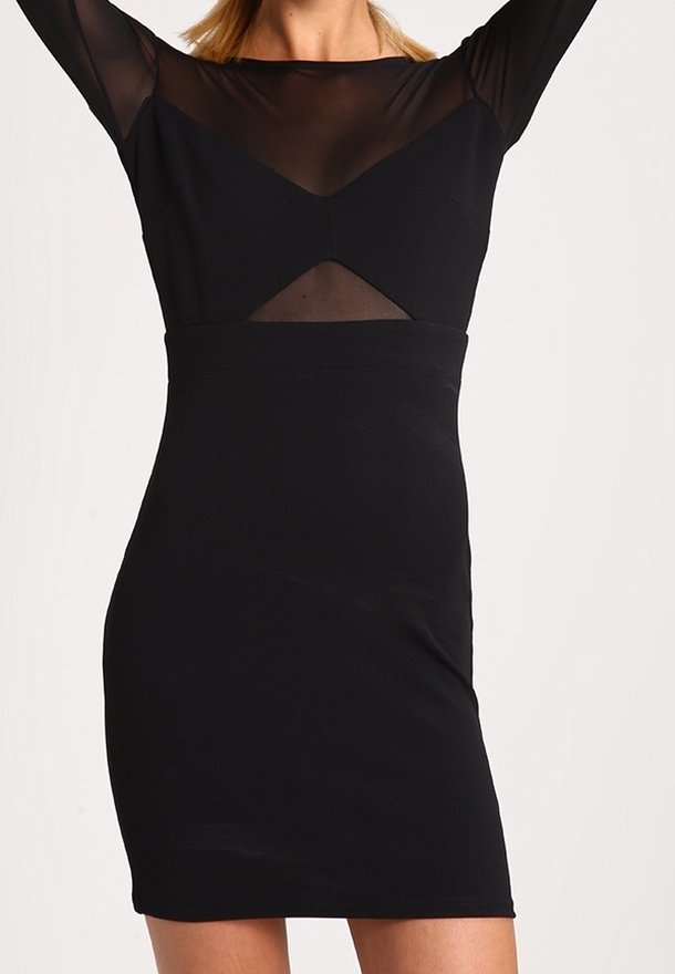 Musta bodycon-mekko, jossa on läpinäkyvä verkkotoppi, pitkät hihat ja geometrinen leikkauksen yksityiskohta rinnassa. Sileä pinta, tiukka muoto.