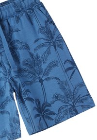 Pantaloni corti blu realizzati in tessuto morbido con un motivo di palme in blu scuro. Presentano una vita elasticizzata e un cordoncino per una vestibilità regolabile.