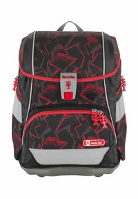 Zaino nero e rosso con motivi geometrici, dettagli grigi, tiranti della cerniera, un logo frontale e una maniglia superiore. Progettato con una forma strutturata.