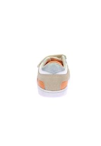 Baskets avec une tige en daim beige, des accents orange sur les côtés et une semelle en caoutchouc blanche. Équipées d'un col rembourré et d'une sangle à velcro.