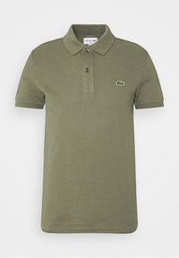 Polo vert olive en coton texturé, doté d'une patte de boutonnage à trois boutons et d'un petit logo crocodile brodé sur la poitrine.