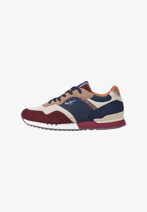 Sportowe sneakersy z mieszanką granatowego, burgundowego i kremowego zamszu oraz materiałów tekstylnych, z gumową podeszwą i sznurowanym zapięciem.