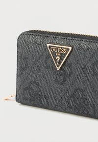 Portafoglio nero con texture e motivo in rilievo, logo triangolare dorato e dettaglio con cerniera dorata. Design compatto adatto per carte e contanti.