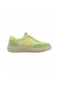 Zöld és sárga sneaker, texturált velúrból és sima szövetből készült felsővel, vastag, bordázott gumitalppal és kontrasztos panelekkel.