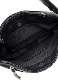 Zwarte leren handtas met een ritsluiting. Het interieur heeft een stoffen voering, één ritszak en meerdere vakken.