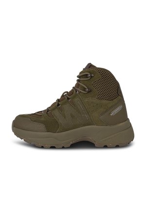 Olivgrüne Wanderschuhe aus wasserdichtem Material, mit atmungsaktiven Mesh-Einsätzen, robustem Profilsohle und verstärkten Ösen für die Schnürsenkel.
