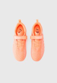 Αθλητικά παπούτσια Puma σε έντονο πορτοκαλί με υφή από δίχτυ στο επάνω μέρος, κ λείσιμο με κορδόνια και βέλκρο, και διακριτικά πουά σχέδια στη μύτη και στα πλευρά.