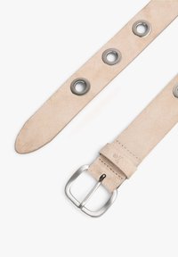 Cinturón de cuero beige con una textura suave, hebilla de metal y orificios de ojete. Los extremos son ahusados y la costura es mínima.