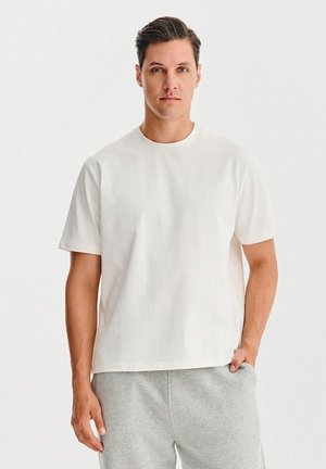 - T-shirt basic