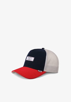 Cap mit einem navyblauen Körper, rotem Schirm und beige Netzrücken. Hat ein rechteckiges Etikett auf der Vorderseite mit schwarzem Text. Strukturierter Stoff.