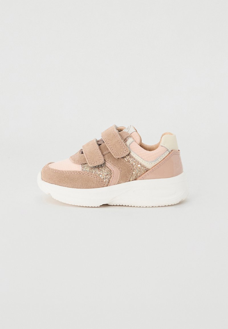 Roosa ja beežides toonides nahast ja võrguga tossud sääse glitteraktsentidega, millel on klambriga rihmad ja valgest kummist põhi.