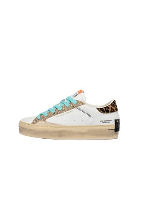 Witte laag uitgesneden sneaker met turquoise veters, gouden glitteraccenten, haktab met luipaardprint en beige versleten zool.