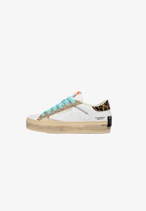 Witte laag uitgesneden sneaker met turquoise veters, gouden glitteraccenten, haktab met luipaardprint en beige versleten zool.