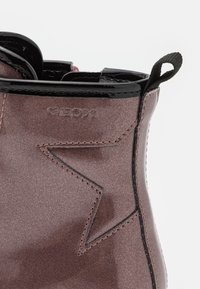 Geox CASEY - Nööritavad poolsaapad - rose smoke/black