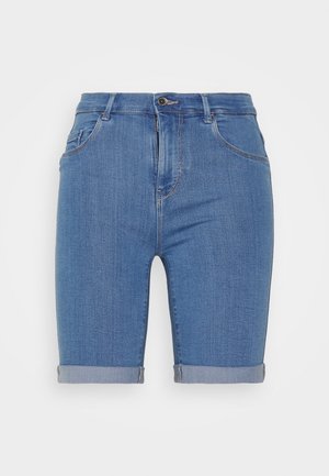 Shorts de mezclilla en un lavado azul claro, con dobladillos enrollados, bolsillos frontales, cierre de botón y una textura suave.