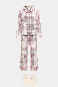Röd-, blå- och vitrutigt långärmat pyjamaset med knappar och matchande byxor samt krämfärgade slip-on-tofflor.