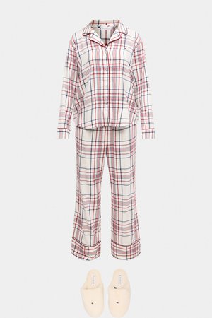 Röd-, blå- och vitrutigt långärmat pyjamaset med knappar och matchande byxor samt krämfärgade slip-on-tofflor.
