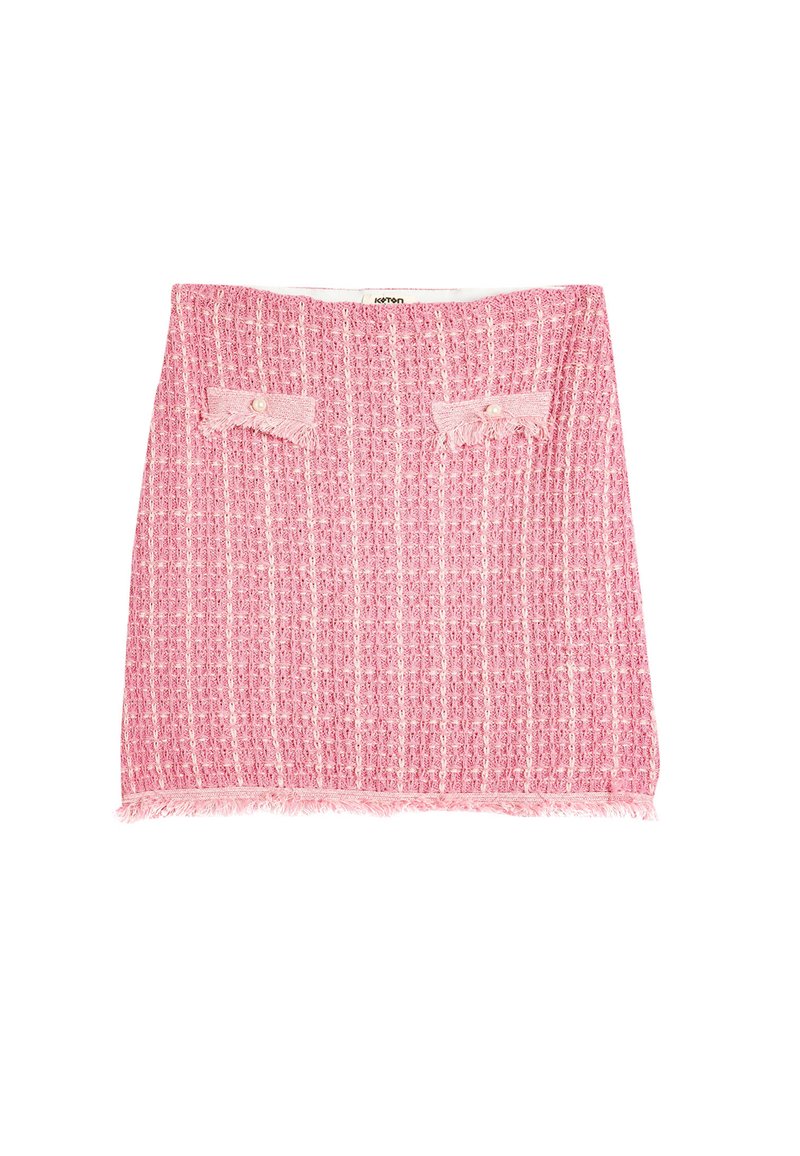 Lyserød stofskørt med en struktureret vævning, frynsekant og to forlommer med bløde, lyserøde stoflapper pyntet med perleaccentuer.