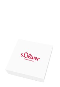 Scatola quadrata bianca con angoli leggermente arrotondati, caratterizzata da un logo rosso "s.Oliver" e il testo "FASHION FOR LIFE" sotto di esso.