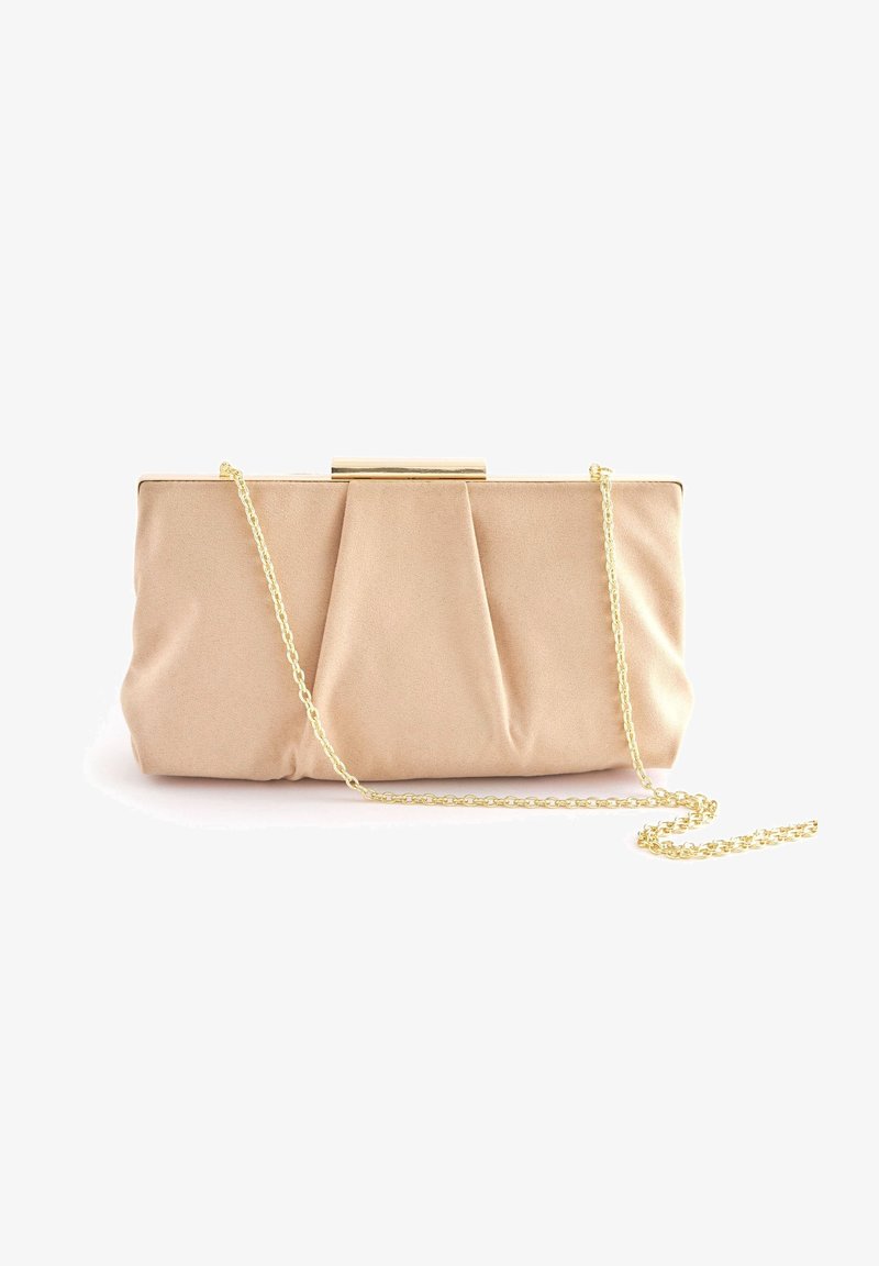 Pochette en satin beige avec de légers plis, une fermeture métallique dorée et une fine chaîne dorée sur fond blanc.