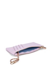 Lila lederen ritszak met gouden hardware, binnenvoering in het blauw en een sleutelhanger bevestiging. Bevat kaartslots en een gestructureerd oppervlak.