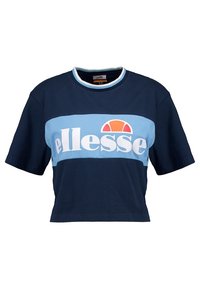 Blaues und marinefarbenes, kurzes T-Shirt mit einem weißen "ellesse"-Logo auf der Brust, einem runden Halsausschnitt und kurzen Ärmeln.