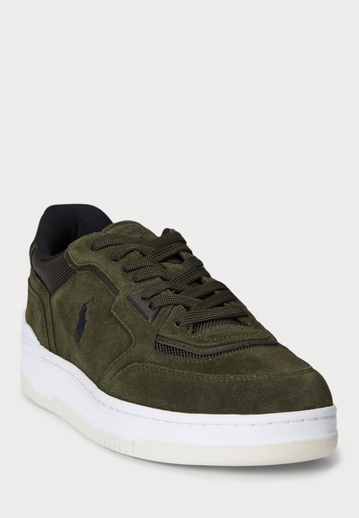 Tenisi din suede verde măslin cu accente din plasă neagră, șireturi plate, talpă din cauciuc alb și detalii cu logo embosat pe lateral.