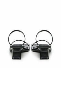 Sandali in pelle verniciata nera con due cinturini circolari e tacco quadrato. Il design è minimalista con una finitura lucida.
