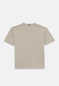 Grå bomulls t-skjorte med korte ermer, rund hals og en liten stripet detalj på baksiden av kragen. Myk tekstur, avslappet passform.