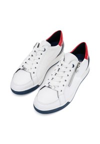 Weiße Leder-Sneaker mit roten und marineblauen Akzenten, Schnürdesign, vorderer Naht und seitlichem Reißverschlussdetail. Texturierte Gummisohle.