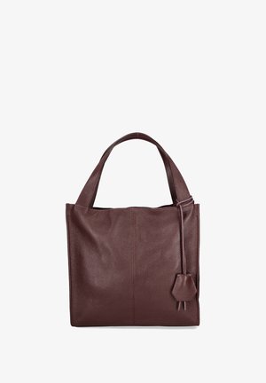 Borsa tote in pelle di un profondo bordeaux con una finitura testurizzata, due manici per spalla e un accento decorativo a nappina su un lato.