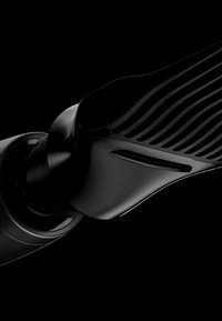 Gros plan sur le plateau noir élégant d'une trottinette électrique et la roue arrière sur fond noir.