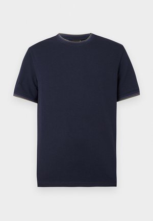 Maglietta di cotone blu navy con maniche corte, scollo rotondo e cuciture multicolori intorno al collo e agli orli delle maniche.