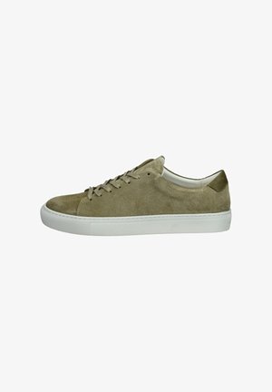 Suedesneakers i dæmpet olivengrøn med en hvid gummisål. Har en rund tå, flade snørebånd og en bagaccent i en lidt mørkere grøn.