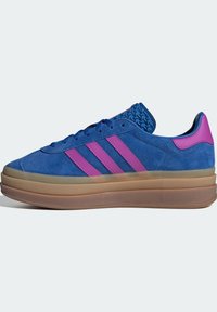 Blauwe suède sneakers met roze accenten en drie stripes. Getextureerde, gewatteerde kraag, transparante rubberen zool en contrast stiksel details.
