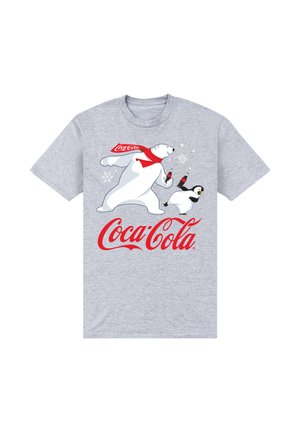 Szary T-shirt z grafiką białego niedźwiedzia i pingwina, obaj trzymają butelki Coca-Coli, z czerwonym logo Coca-Cola i białymi płatkami śniegu.