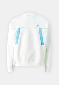 Sweatshirt blanc avec des accents bleus et verts, présentant un tissu texturé, un col rond et un petit logo sur la poitrine.