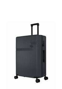 Harde koffer in donkergrijs met verticale ribbels, een telescopische handgreep, vier wielen en een combinatiehangslot. Glad oppervlak.