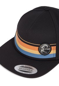 Svart keps med en platt skärm, prydd med orange, gula och blå ränder. Inkluderar en rund logotyp och en justerbar klämma. Slät tygstruktur.