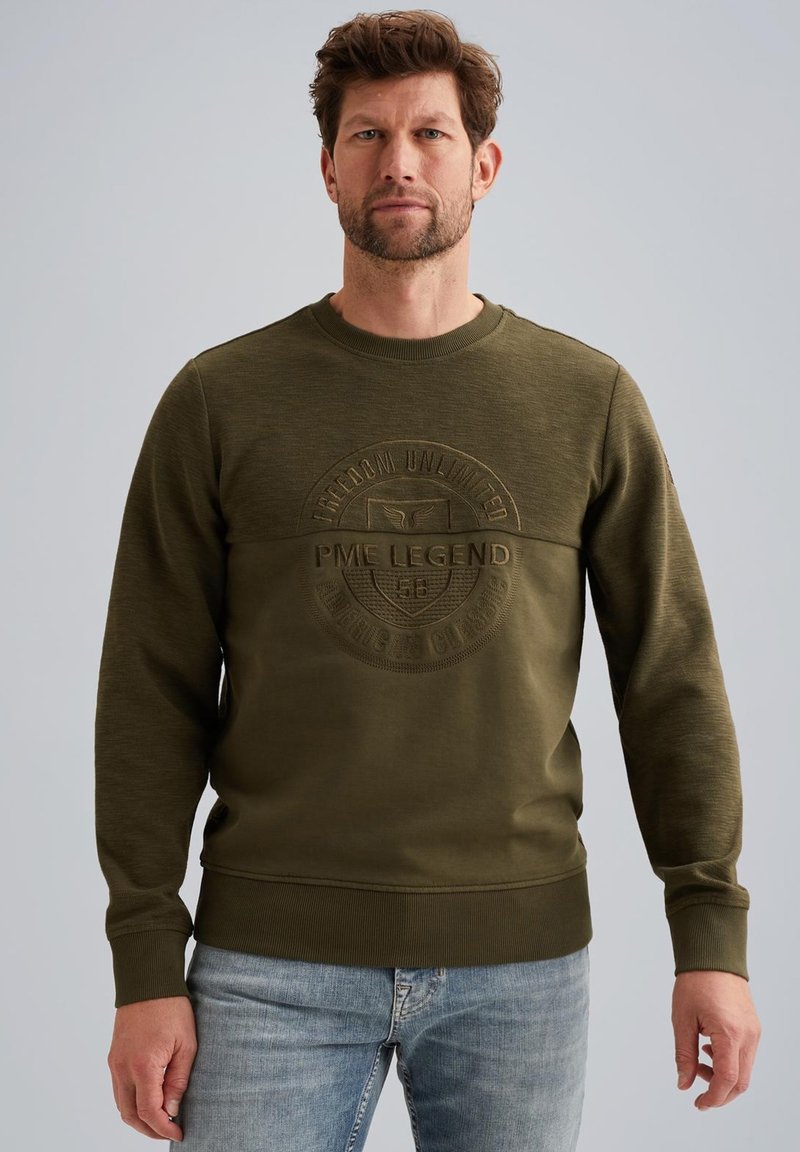 Sudadera verde oliva con un frente texturizado, que presenta un logo en relieve. Puños y bajo acanalados, fabricada en un material de punto suave.