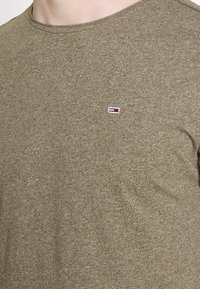 Tommy Jeans JASPE C NECK  - Paprasti marškinėliai - drab olive green