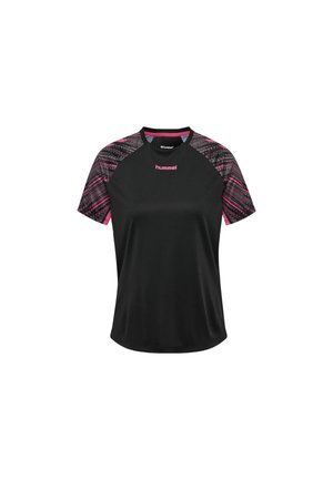 Camiseta deportiva negra de manga corta con hombros con estampado rosa y negro y el logo "hummel" en rosa en el pecho.