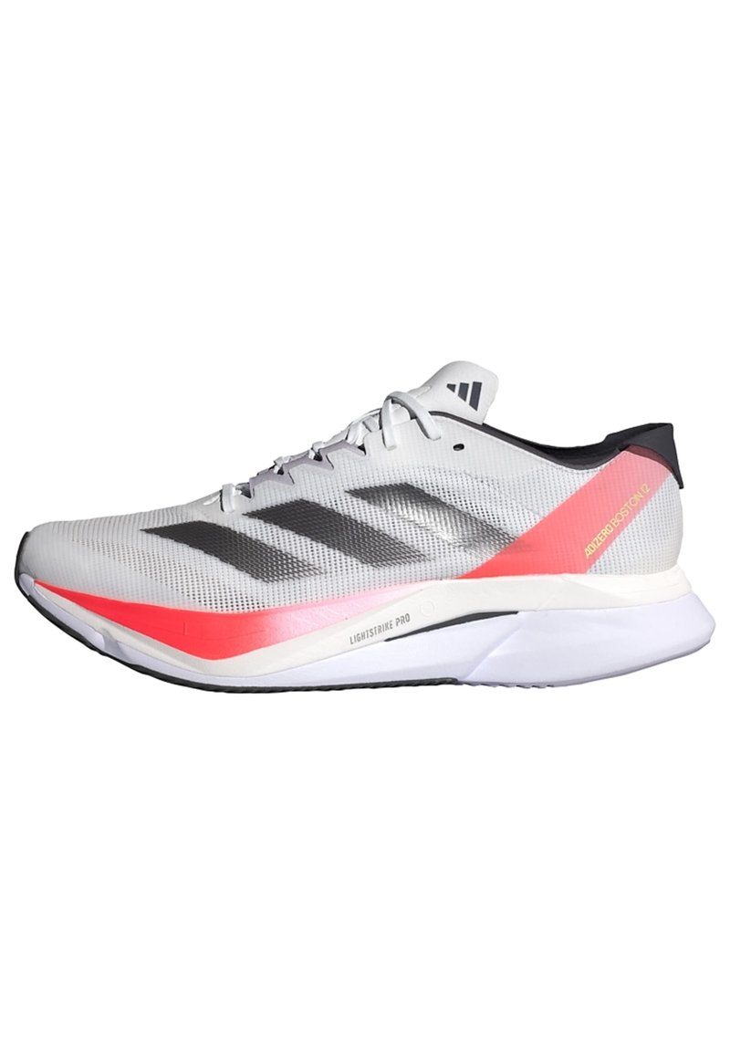 Zapatilla de correr gris con parte superior texturizada, tres rayas negras, acentos rosas, un diseño ligero y una suela blanca acolchada.