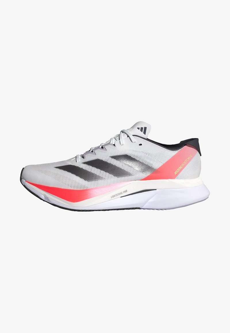 Zapatilla de correr gris con parte superior texturizada, tres rayas negras, acentos rosas, un diseño ligero y una suela blanca acolchada.